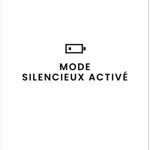Affiche 30 × 40 cm imprimé avec la phrase « Mode silencieux activé », rendu de fabrication