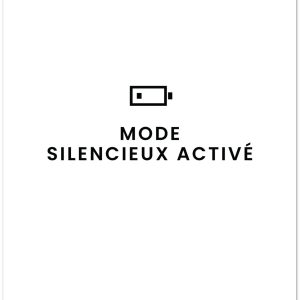 Affiche A4 imprimé avec la phrase « Mode silencieux activé », rendu de fabrication